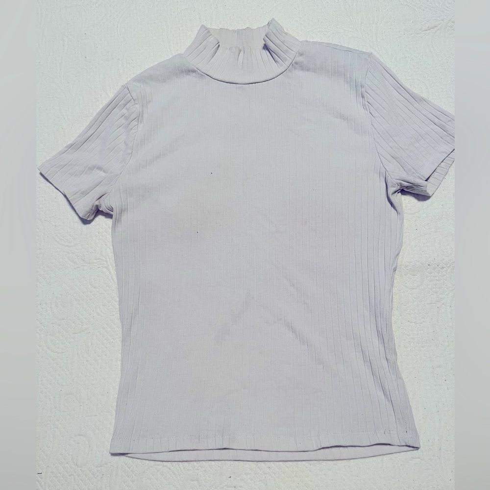 White long neck short shirt